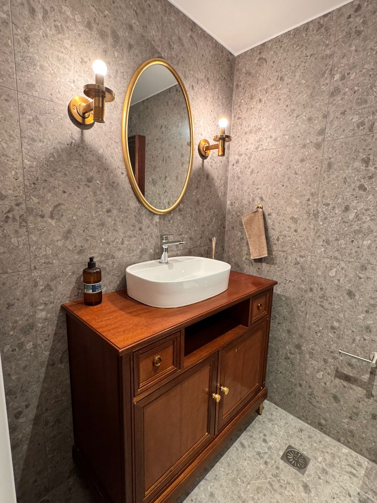 Mid-century modern  bathroom